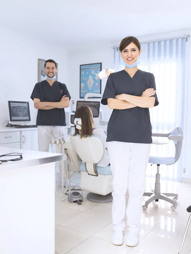 Gabinete dental con paciente y dentistas