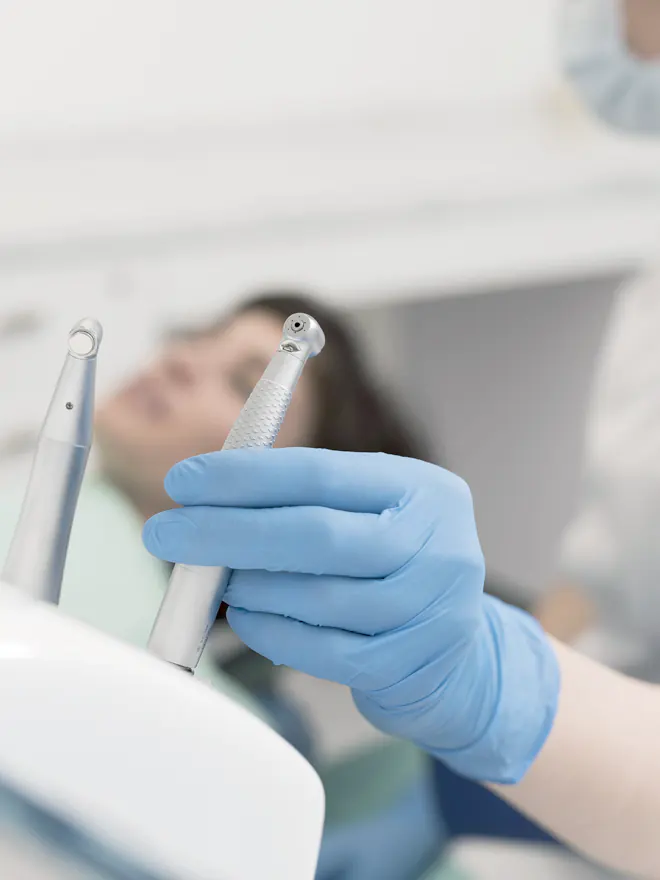 Instrumental dental cogido por dentista